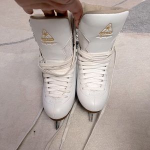 Jackson Artiste Mystique Ultima skates size 4
